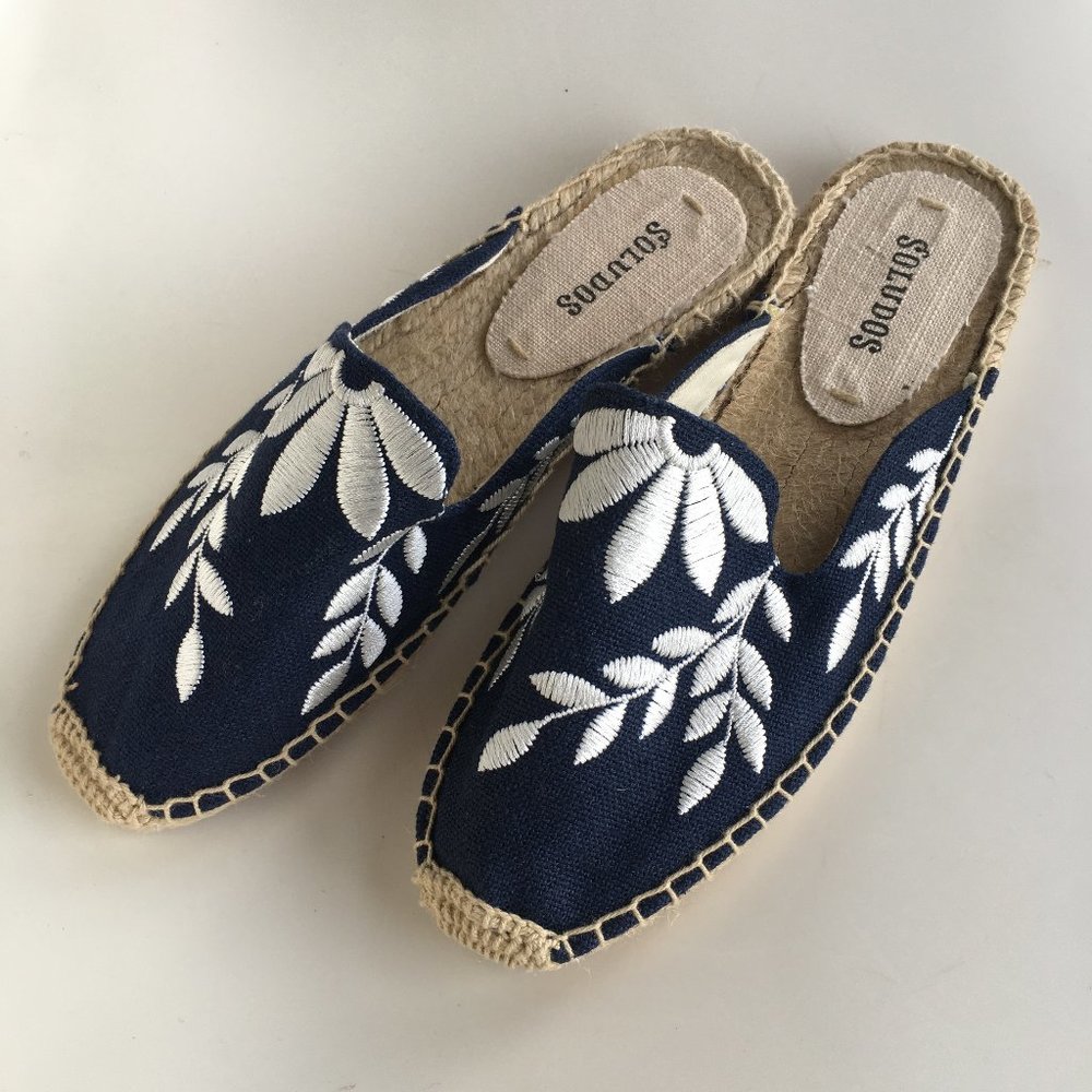 NWT Soludos Navy Embroidered Slides size 5